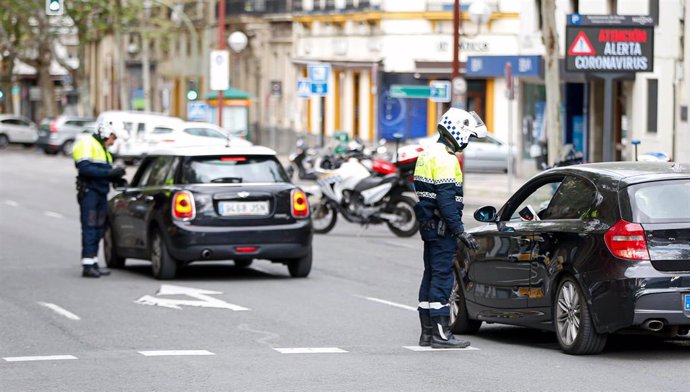 La Policía Local de Sevilla efectuando un control de autobuses para que los ciudadanos respeten el estado de alarma decretado por el gobierno debido al coronavirus Covid-19. A todos los usuarios del transporte público un agente les pregunta de donde vie