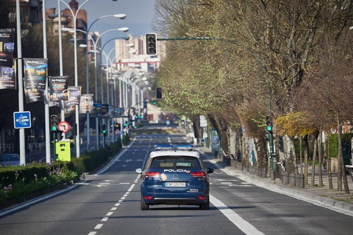 Un vehículo de la Policía Nacional recorre la Avenida Baja Navarra totalmente vecía durante el término de la segunda semana de confinamiento del estado de alarma por coronavirus, covid-19. En Pamplona, Navarra (España) a 29 de marzo de 2020.