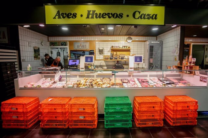 Un puesto de comida espera a los pacientes en el mercado de San Antón, que permanece abierto en plena crisis del coronavirus y anuncia que también atiende a domicilio, en Madrid (España), a 18 de marzo de 2020.