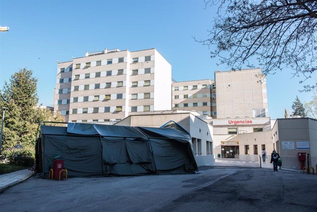 Una tienda de campaña habilitada por el Ejército en las inmediaciones de Urgencias del Hospital Gregorio Marañón, durante la crisis del coronavirus, en Madrid (España), a 3 de abril de 2020.