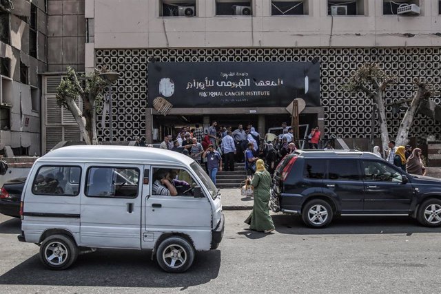 FILED - 05 August 2019, Egypt, Cairo: People survey the damaged facade of the National Cancer Institute after an explosion. At least 15 medics at Egypt's main cancer hospital have tested positive for the novel coronavirus and placed under quarantine, an o