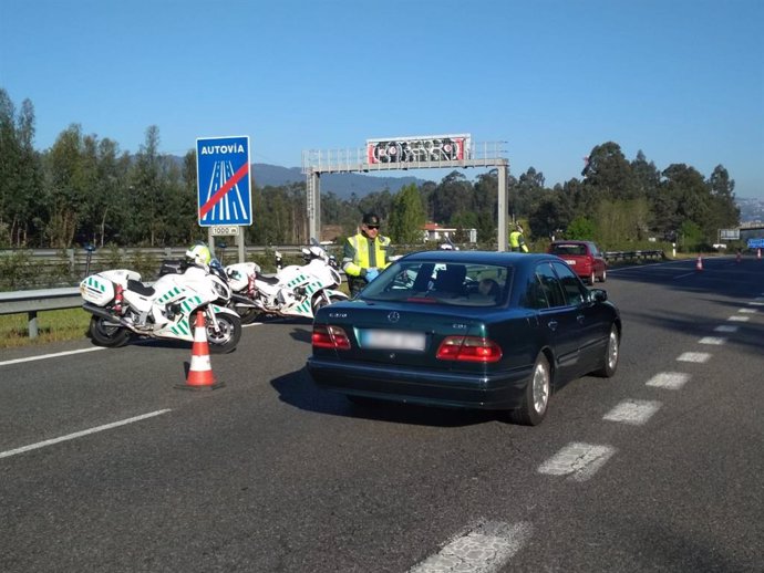 La Guardia Civil intercepta a un vecino de (A Cañiza) por conducir sin permiso y que dio positivo indiciario en drogas