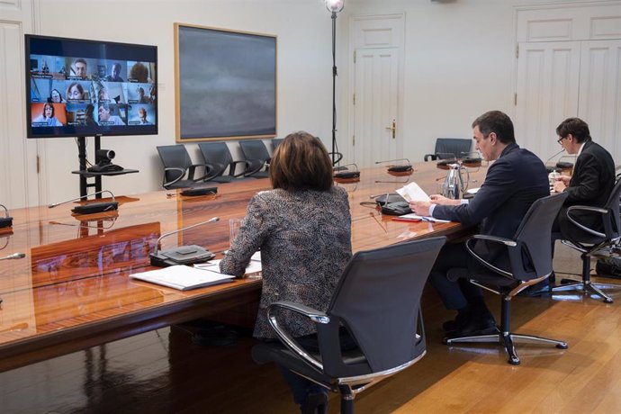 (D-I) El ministro de Sanidad, Salvador Illa, el presidente del Gobierno, Pedro Sánchez, en la reunión del Comité Científico de la Covid-19, en Madrid (España) a 4 de abril de 2020.