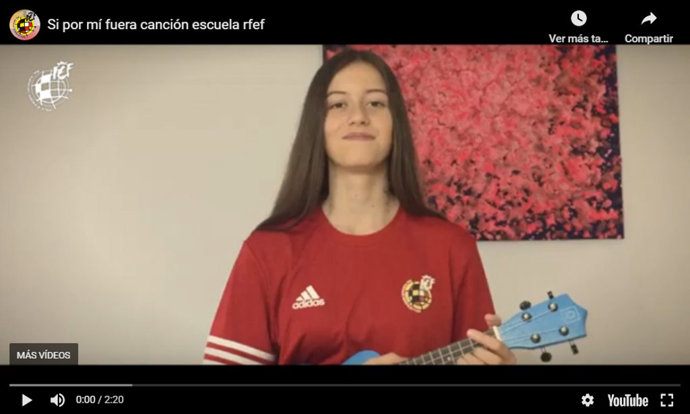 Una alumna de la Escuela de Fútbol de la RFEF, versionando a Beret.