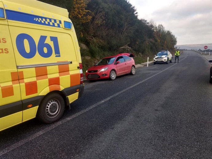 A Garda Civil agarraches a unha parturienta que deu a luz na autoestrada en Xermade (Lugo)