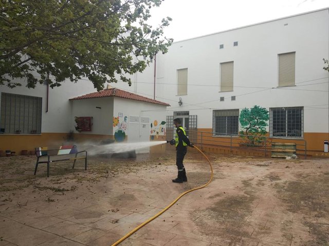 Un militar de la UME desinfecta el exterior de la residencia de ancianos Nuestra Señora de los Dolores.