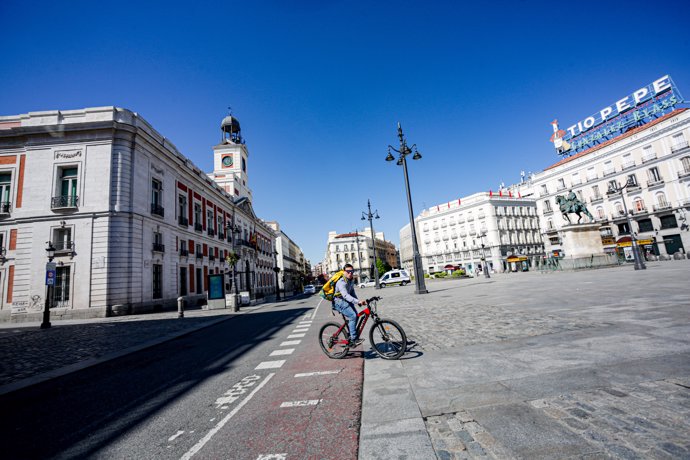  Un repartidor de Glovo circula por la Puerta del Sol el día en el que se anuncia la prórroga del estado de alarma hasta el 26 de abril, en Madrid (España) a 4 de abril de 2020.