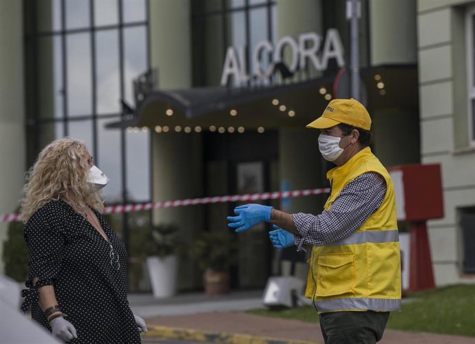 Personal sanitario en el Hotel Alcora de Sevilla tras ser adaptado como hospital 