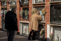Los obispos piden más equipos de protección para que los familiares puedan acudir a los entierros
