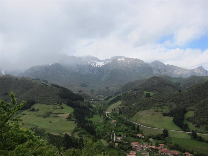 Montañas del valle de Liébana. Foto de archivo
