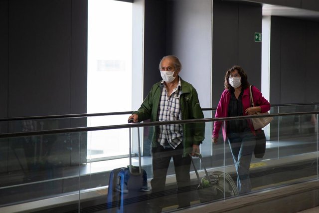 Unos pasajeros con mascarillas en Sao Paulo. 