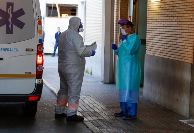 Después del aplauso en Hospital Virgen del Rocío, llega una ambulancia con un enfermo  en Sevilla a 02 de abril 2020