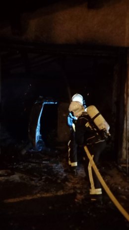 Un bombero interviene en el incendio de una nave en Etxalar
