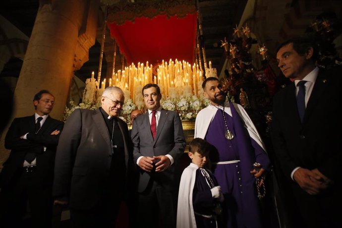 El presidente de la Junta, Juanma Moreno, visita la Semana Santa de Córdoba en 2019. (Foto de archivo). 