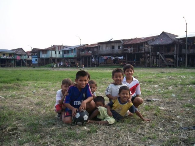 Niños en la ciudad amazónica de Iquitos (Perú)