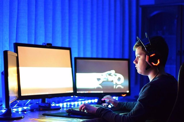 Un joven jugando a videojuegos en un ordenador