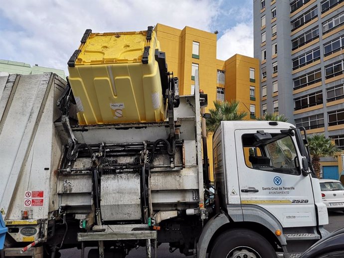 Un camión del servicio municipal de limpieza del Ayuntamiento de Santa Cruz de Tenerife recoge los envases plásticos del contenedor amarillo