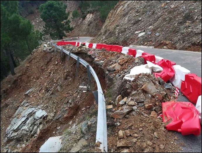 Daños en una carretera de Málaga por temporales de 2018
