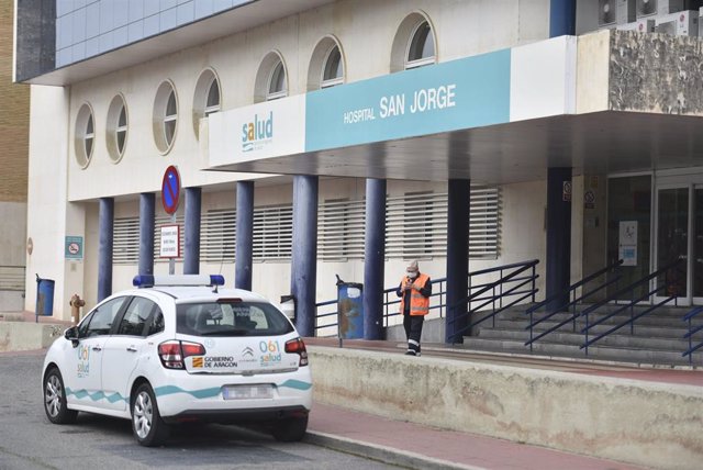 Una sanitaria abandona con un coche de uso hospitalario el Hospital San Jorge en Huesca durante el coronavirus, en Huesca, Aragón (España)
