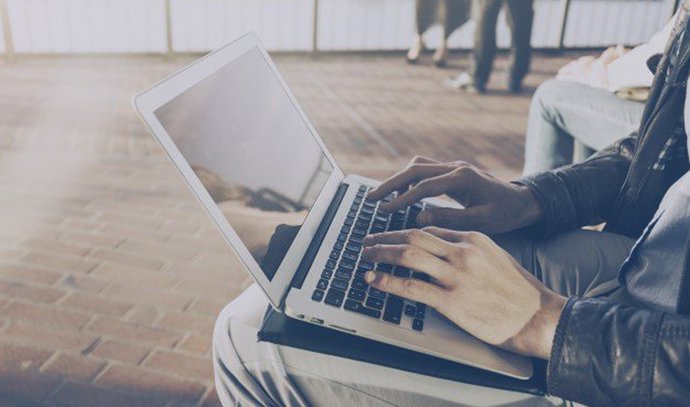 Un joven consulta información en su portátil.