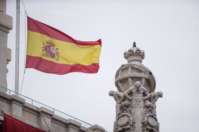 Bandera a media asta en la fachada del Ayuntamiento de Madrid.