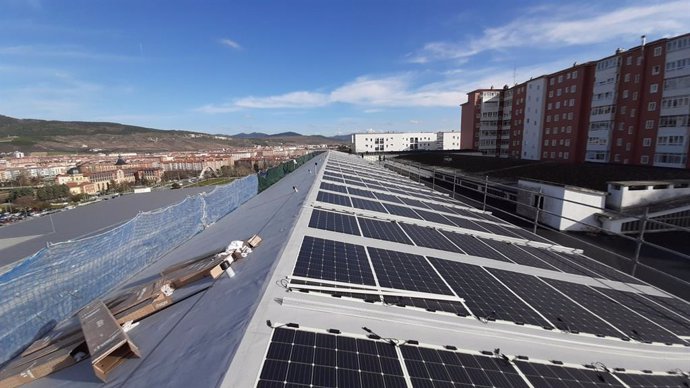 Paneles solares fotovoltaicos en el edificio de Seguridad Ciudadana del Ayuntamiento de Pamplona