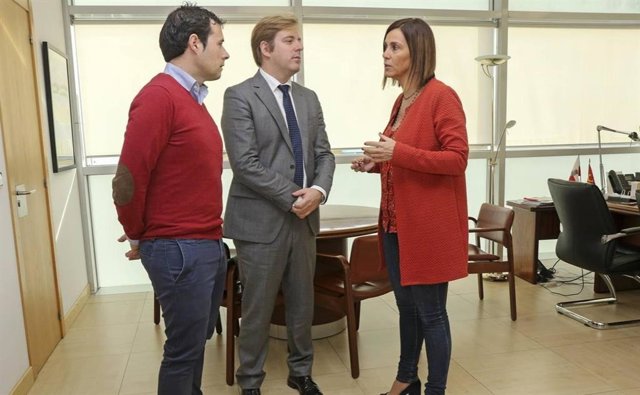 La consejera de Presidencia, Interior, Justicia y Acción Exterior del Gobierno de Cantabria, Paula Fernández, en una reunión anterior con responsables de la Federación de Municipios de Cantabria, entre ellos su presidente, Pablo Diestro (centro)