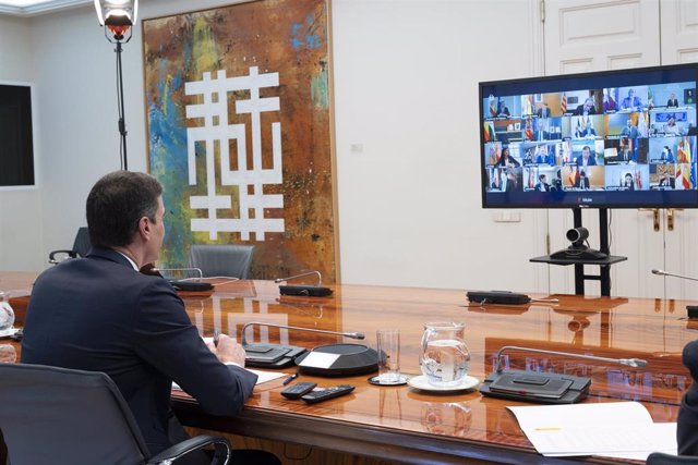 Sánchez se reúne por videoconferencia con los presidentes autonómicos, en Madrid (España) a 5 de abril de 2020.