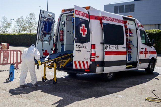 Bomberos de la Comunidad de Madrid desinfectan ambulancias de Cruz Roja utilizadas para trasladar pacientes con coronavirus en un punto habilitado cercano al Hospital de Campaña de IFEMA, en Madrid (España), a 3 de abril de 2020.
