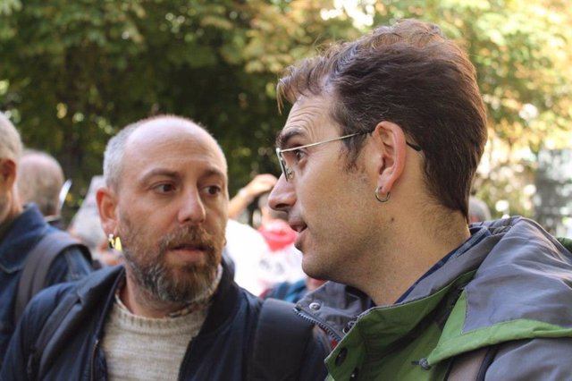 El coordinador general de IU Andalucía y portavoz de Adelante Andalucía, Toni Valero, a la derecha, en una imagen de archivo.