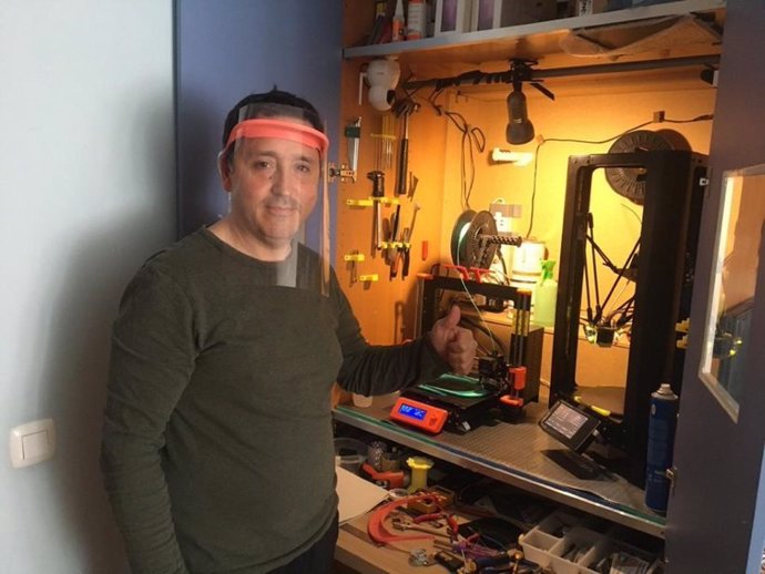 El maker Miguel Ángel Casero Kapa con una pantalla junto a su impresora 3D