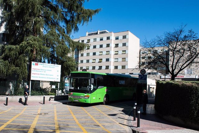 Un autobús, previamente desinfectado por efectivos de la UME sale, llevando pacientes contagiados con coronavirus, de las Urgencias del Hospital Gregorio Marañón con dirección al hospital de campaña de IFEMA, en Madrid.