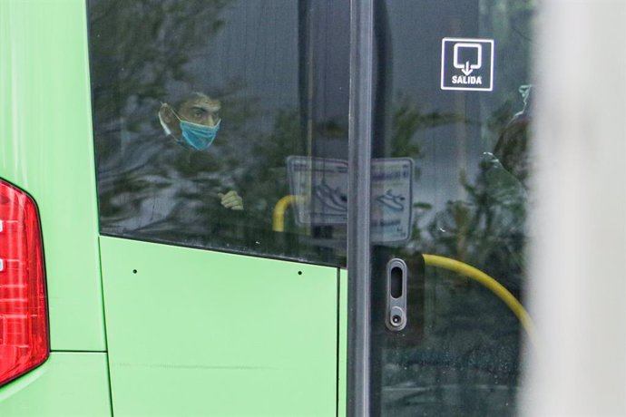 Dos policías militares al lado de uno de los autobuses cuyos pasajeros son pacientes contagiados con coronavirus que van del Hospital 12 de Octubre hacia el Hospital de Campaña de IFEMA, en Madrid, (España), a 1 de abril de 2020.
