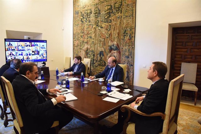 El presidente de Castilla-La Mancha, Emiliano García-Page, participa en la videoconferencia con Pedro Sánchez.