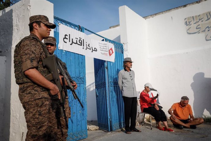 Soldados de Túnes frente a un colegio electoral durante las presidenciales de 2019