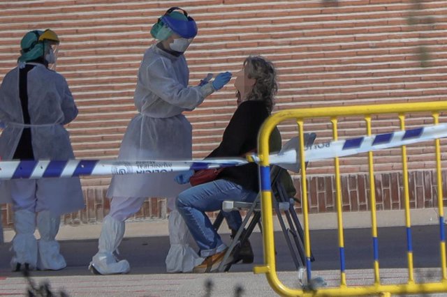 Una sanitaria le realiza a una trabajadora de servicios esenciales uno de los test rápidos de coronavirus 