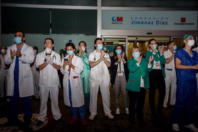 Aplausos a los trabajadores sanitarios en la Fundación Jiménez Díaz de Madrid