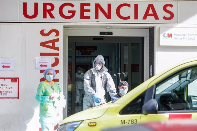 Una sanitaria participa en el traslado de enfermos leves de Covid-19 desde el Hospital de La Princesa al hospital de campaña en IFEMA en un autobús puesto a disposición por la Comunidad de Madrid para la Unidad Militar de Emergencias (UME), en Madrid (Esp
