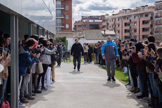 El líder de ERC, Oriol Junqueras, condenado a 13 años de cárcel por sedición y malversación en la sentencia del 'procés', es aplaudido a su llegada al campus de la UVic-UCC en la localidad barcelonesa de Manresa, procedente de salida del Centro Penitencia