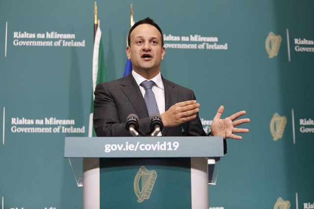 Coronavirus.- El primer ministro irlandés retoma su labor como médico para comba