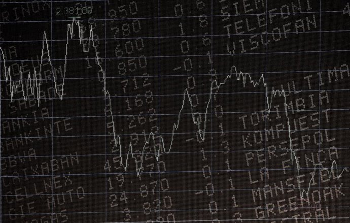 Pantalla del Ibex 35 en la sede de la Bolsa de Madrid, el Palacio de la Bolsa de Madrid
