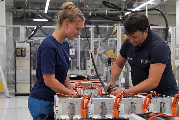 Trabajadores de la planta de baterías para vehículos eléctricos de BMW.