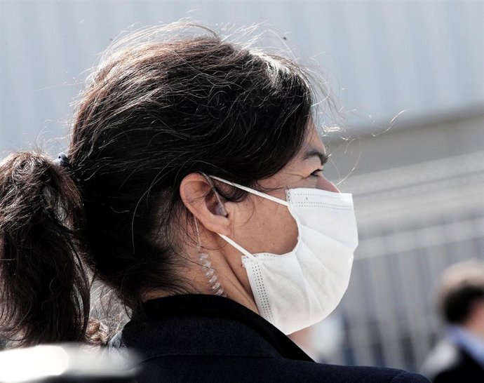 Miembros de seguridad con mascarilla escoltan al presidente del gobierno, Pedro Sánchez, durante la visita que ha realizado a las instalaciones interiores de la empresa Hersill, donde gracias al programa de reorientación de líneas industriales y producc