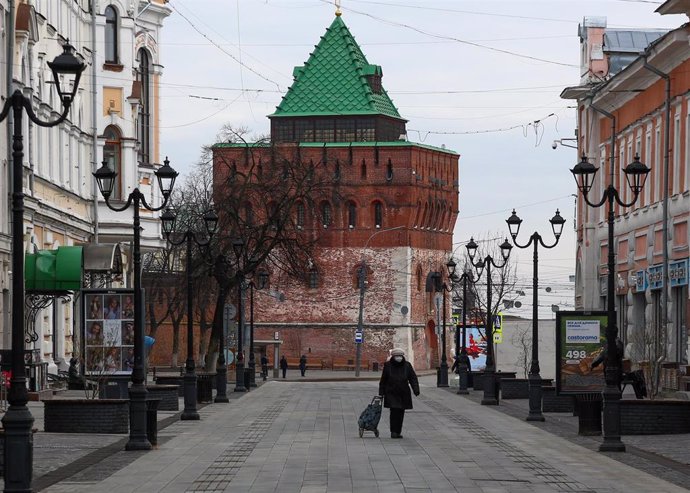 Una mujer con mascarilla camina por Nizhnyi Novgorod