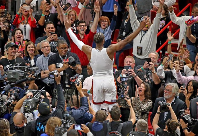 Dwyane Wade festeja con el público tras un partido de Miami Heat