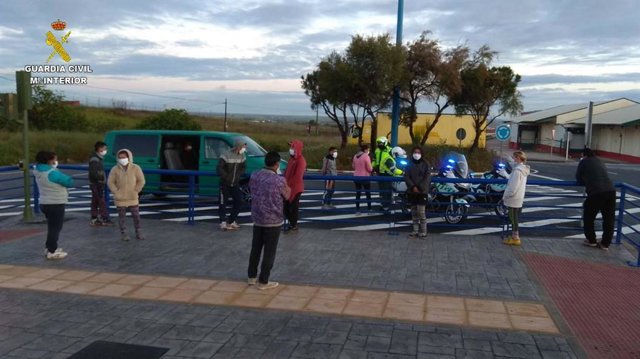 Trece ocupantes interceptados en una furgoneta.