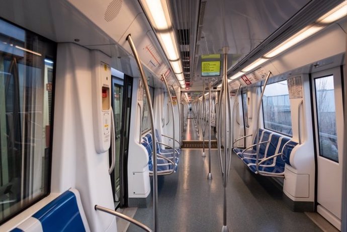Un vagón de Metro de Barcelona vacío en la cuarta semana de decreto de estado de alarma por el coronavirus