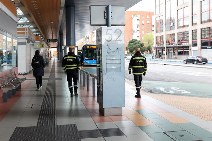 Agentes de la Unidad Militar de Emergencias (UME) transitan por el intercambiador de Plaza de Castilla