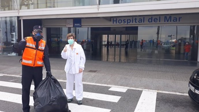 Protecció Civil entrega 50 mscares de bussejo lliurades per vens de L'Hospitalet de Llobregat (Barcelona)