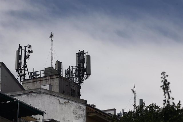 Imagen de antenas de telefonía en el tejado de una casa en la ciudad de Madrid.